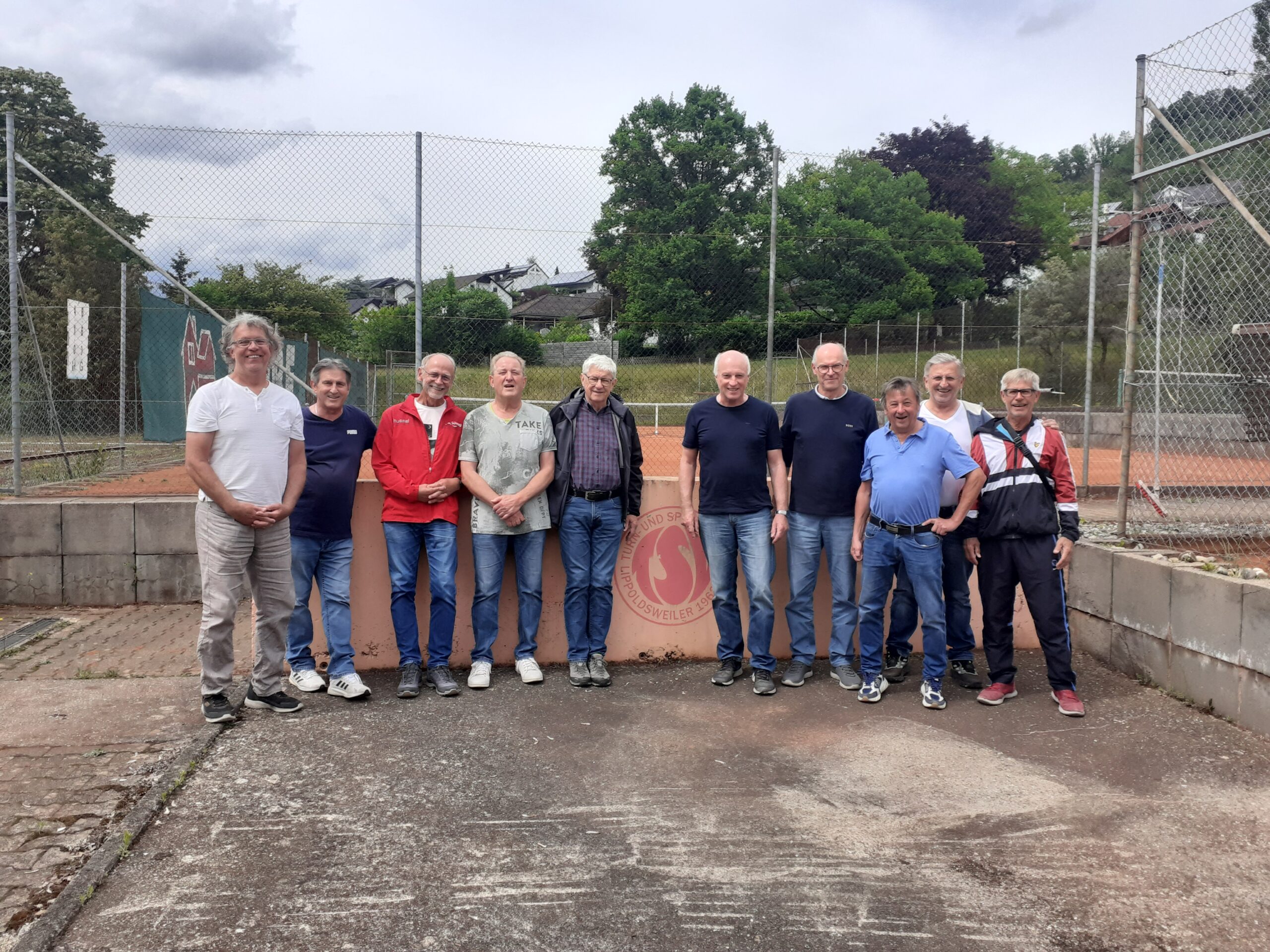 Du betrachtest gerade SVU Tennis Herren 65 gewinnen das Täles-Derby beim TSV Lippoldsweiler