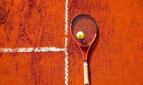 Tennisschläger auf Tennisplatz - Pixabay.com